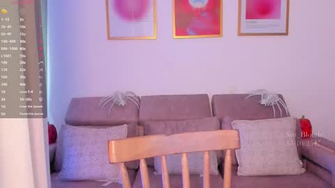 Snapshot of swt_blonde chatting on October 15, 7:47 pm Ambar online show from October 15, 7:47 pm