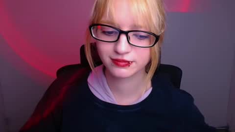 Snapshot of syfer_loon chatting on November 27, 1:24 pm Syfer online show from November 27, 1:24 pm