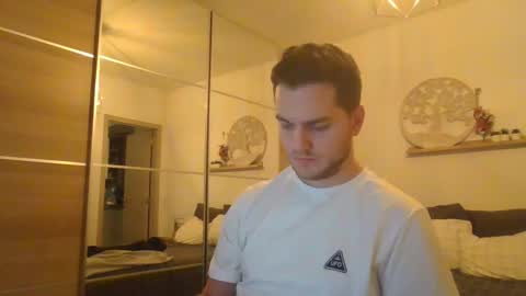 syl092 online show from December 4, 4:27 pm