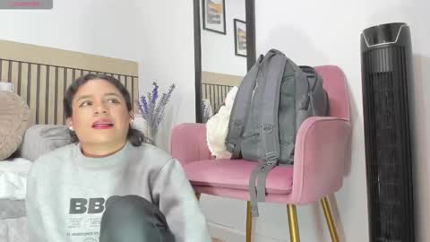 Snapshot of sylvana_cox chatting on December 17, 3:23 am sylvana online show from December 17, 3:23 am