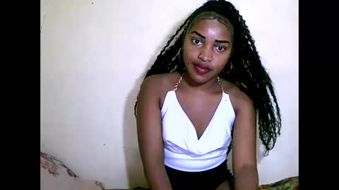 Snapshot of sylviasexy27 chatting on December 4, 5:38 am sylviasexy27 online show from December 4, 5:38 am