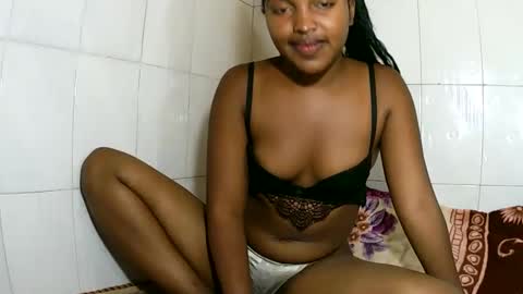 Snapshot of sylviasexy27 chatting on February 21, 4:29 am sylviasexy27 online show from February 21, 4:29 am