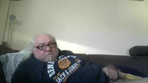 Snapshot of synek65 chatting on January 3, 1:47 pm synek65 online show from January 3, 1:47 pm