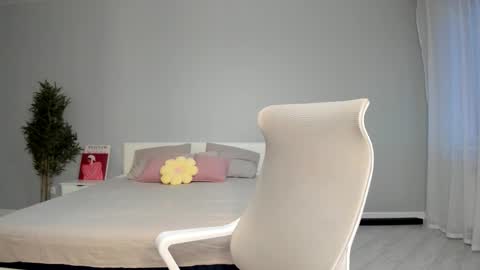 Snapshot of synop_sis chatting on October 28, 12:47 am Mila online show from October 28, 12:47 am