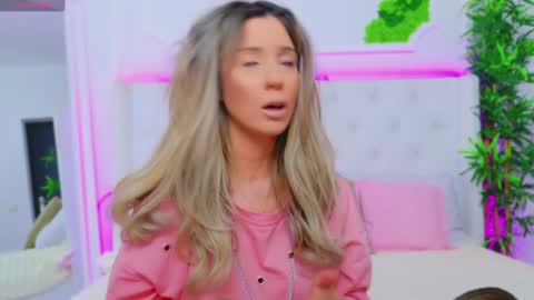 Snapshot of taahiraarabian chatting on December 12, 1:28 pm Arianna online show from December 12, 1:28 pm