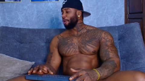 Snapshot of tairontucke chatting on February 25, 6:03 am Tairon Tucke online show from February 25, 6:03 am