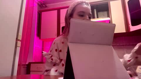 Mia online show from February 25, 6:39 pm