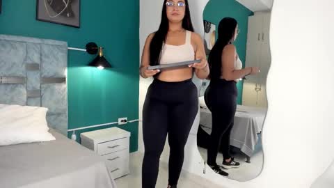 Snapshot of tamaraa_lov chatting on December 15, 12:20 pm tamaraa online show from December 15, 12:20 pm