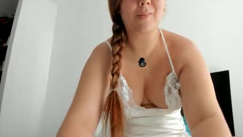 tara__ online show from April 19, 2:05 pm
