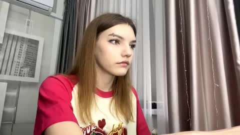 Snapshot of tarahmelaun chatting on February 28, 9:10 am Mia online show from February 28, 9:10 am