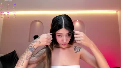 Snapshot of taralawrence chatting on November 2, 11:07 pm Tara Lawrence online show from November 2, 11:07 pm