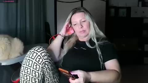 Snapshot of tasha__moon chatting on October 24, 5:09 pm Tasha Moon online show from October 24, 5:09 pm