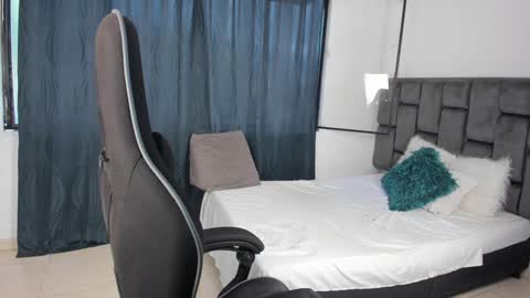 Snapshot of tati_jones chatting on December 4, 9:57 pm Tatiana online show from December 4, 9:57 pm