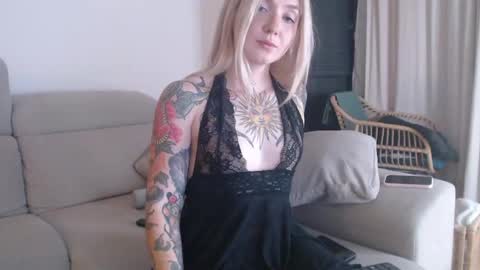 tattoobbgirl online show from October 31, 6:20 pm