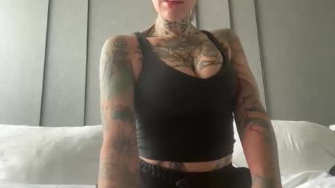 Snapshot of tattooedlucy_ chatting on December 1, 5:56 am tattooedlucy_ online show from December 1, 5:56 am