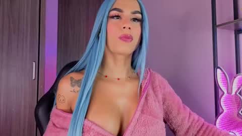 Snapshot of taybunny18 chatting on November 19, 2:33 am online show from November 19, 2:33 am