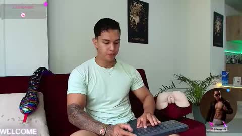 Snapshot of taylor_johnn chatting on September 26, 4:44 pm Penagos zz online show from September 26, 4:44 pm