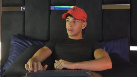 taylorsmiths_ online show from December 21, 4:19 am