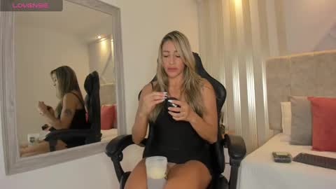 Snapshot of tayra_pradit chatting on December 13, 11:17 pm tayra online show from December 13, 11:17 pm