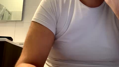 Snapshot of tbest1986 chatting on October 22, 7:19 am Tbest1986 online show from October 22, 7:19 am