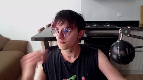 Teo independent model online show from April 7, 1:44 pm