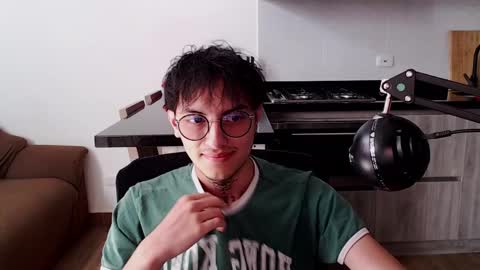 Teo independent model online show from April 9, 1:49 pm