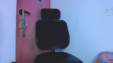 Charlee He online show from December 17, 7:40 am