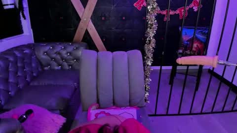 Snapshot of teeennaugthy18 chatting on December 16, 3:22 am Tayloor online show from December 16, 3:22 am