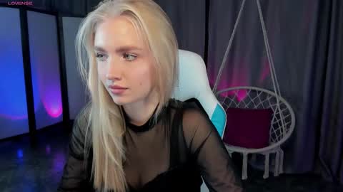 TessaHamilton online show from December 4, 7:39 am