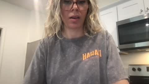 Snapshot of texas_blonde chatting on October 28, 4:31 pm Daphne Summers online show from October 28, 4:31 pm