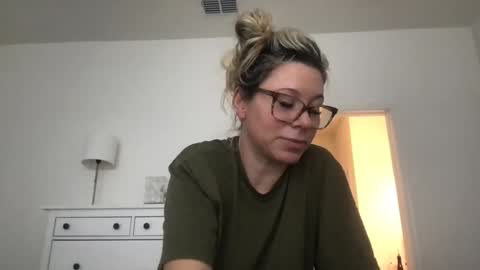 Snapshot of texas_blonde chatting on November 1, 6:43 pm Daphne Summers online show from November 1, 6:43 pm