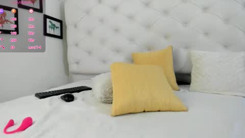 Snapshot of thaliia_gomez chatting on February 26, 12:05 am online show from February 26, 12:05 am