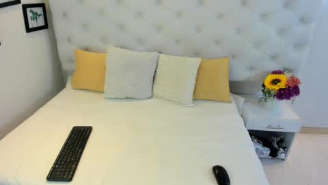 Snapshot of thaliia_gomez chatting on March 1, 7:04 pm online show from March 1, 7:04 pm