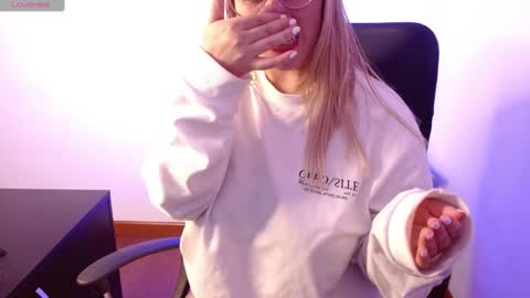 Snapshot of thamarajane1 chatting on February 14, 6:40 pm online show from February 14, 6:40 pm