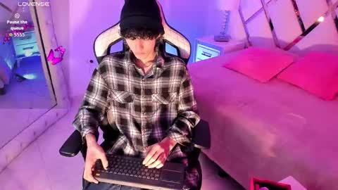 Snapshot of thanier_18 chatting on February 19, 7:32 pm thanier_18 online show from February 19, 7:32 pm