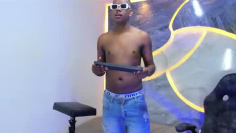 Snapshot of the_hot_boy0 chatting on November 17, 12:00 pm the_hot_boy0 online show from November 17, 12:00 pm