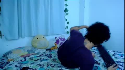 Snapshot of the_r00m chatting on November 5, 11:05 pm Jaime Angela online show from November 5, 11:05 pm