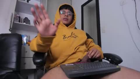 Snapshot of the_weed_guys chatting on December 19, 3:46 am Danny online show from December 19, 3:46 am