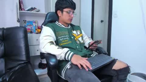 Snapshot of the_weed_guys chatting on December 22, 2:30 am Danny online show from December 22, 2:30 am