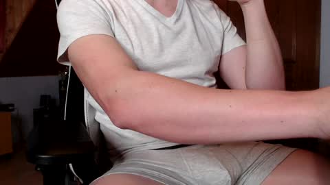 Snapshot of thedome372 chatting on December 17, 8:34 am thedome372 online show from December 17, 8:34 am