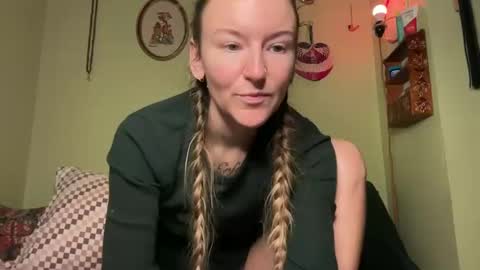 Snapshot of thefoxglovefairy chatting on November 16, 9:31 pm Fae online show from November 16, 9:31 pm