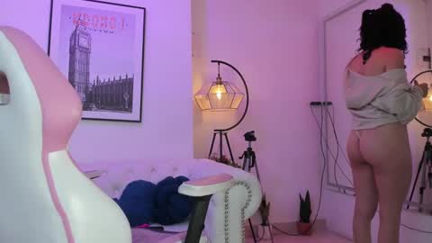 Snapshot of theia_moon_ chatting on February 2, 3:32 am Theia online show from February 2, 3:32 am