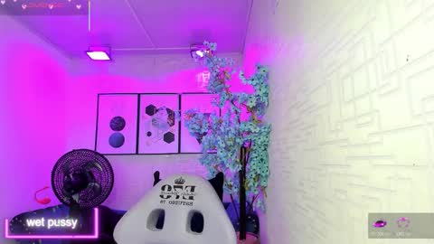 Snapshot of theia_moon_ chatting on November 4, 12:37 pm Theia online show from November 4, 12:37 pm