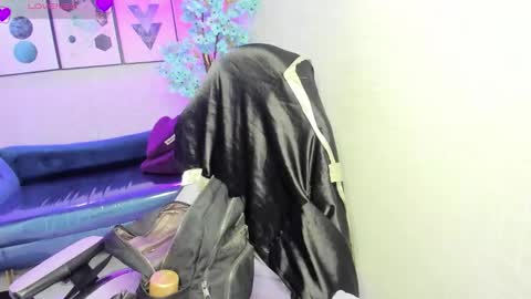 Snapshot of theia_moon_ chatting on December 3, 12:36 pm Theia online show from December 3, 12:36 pm