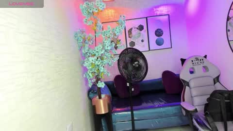 Snapshot of theia_moon_ chatting on December 17, 12:22 pm Theia online show from December 17, 12:22 pm