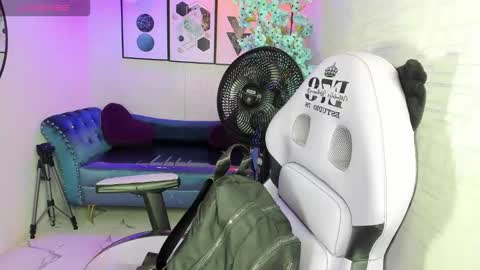 Snapshot of theia_moon_ chatting on December 18, 12:33 pm Theia online show from December 18, 12:33 pm