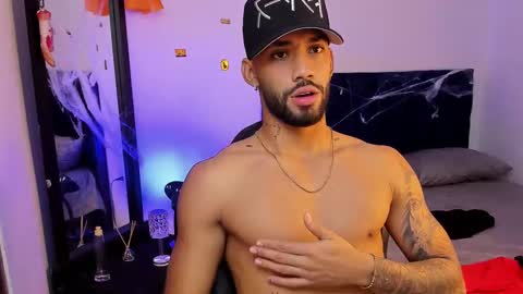 Snapshot of theo_sky1 chatting on October 29, 2:52 pm Theo Sky online show from October 29, 2:52 pm