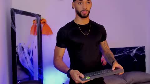 Snapshot of theo_sky1 chatting on October 30, 3:13 pm Theo Sky online show from October 30, 3:13 pm