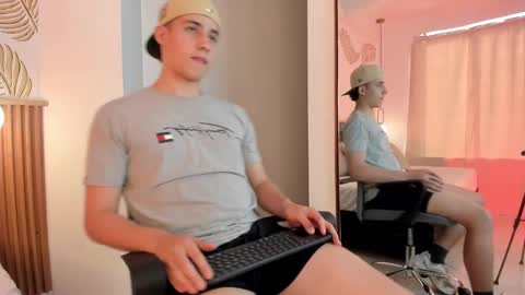 Snapshot of theohawke_ chatting on December 13, 8:04 pm THEO- MATEO online show from December 13, 8:04 pm