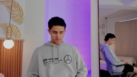 Snapshot of theohawke_ chatting on December 20, 1:22 pm THEO- MATEO online show from December 20, 1:22 pm